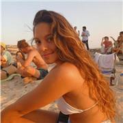 Soy una chica de 20 años con muchas ganas de abrirse paso en el mundo laboral y de adquirir distintos conocimientos. Soy muy amable y empática con la gente, además de educada y sociable